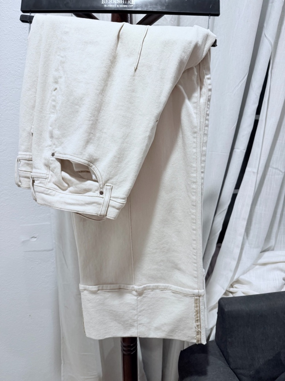 a.n.a High-Rise Wide-Leg Jeans in Cream